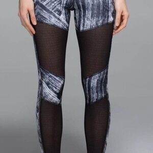 Lululemon Hot to Street Pants Heat Wave white/black design‎ with mesh- size 8